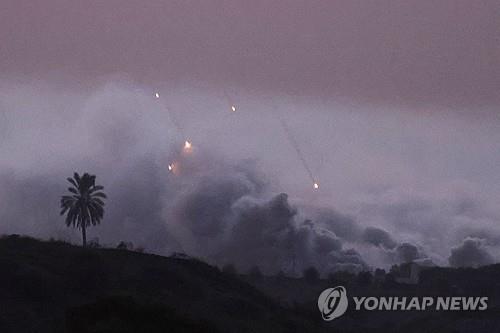 [이·팔 전쟁] 환자·피란민 잔뜩인데…이스라엘, 병원 바로 옆 공습