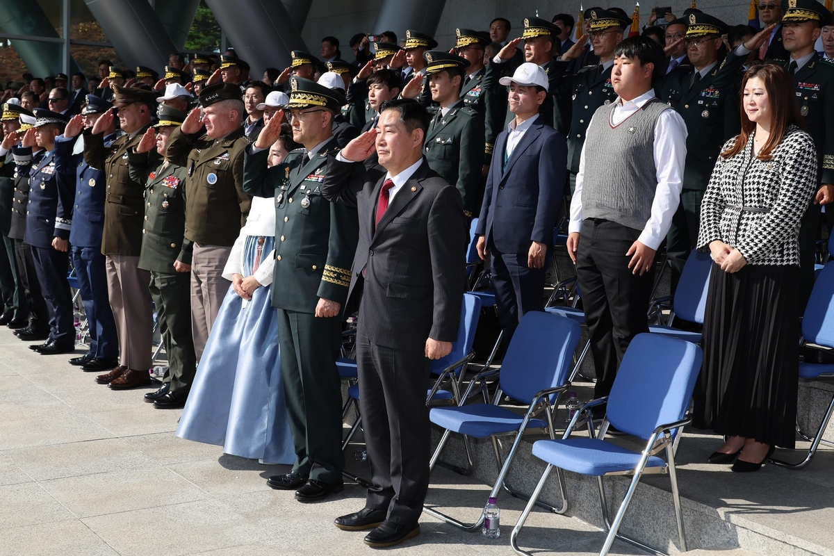 신임 육·해·공군 참모총장 취임…대적관·정신무장 강조(종합)