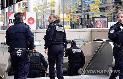 파리서 폭발 위협하며 "알라후 아크바르"…경찰 총격 제지