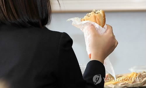 "머리카락 나왔다" 자작극…유명 유튜버의 최후