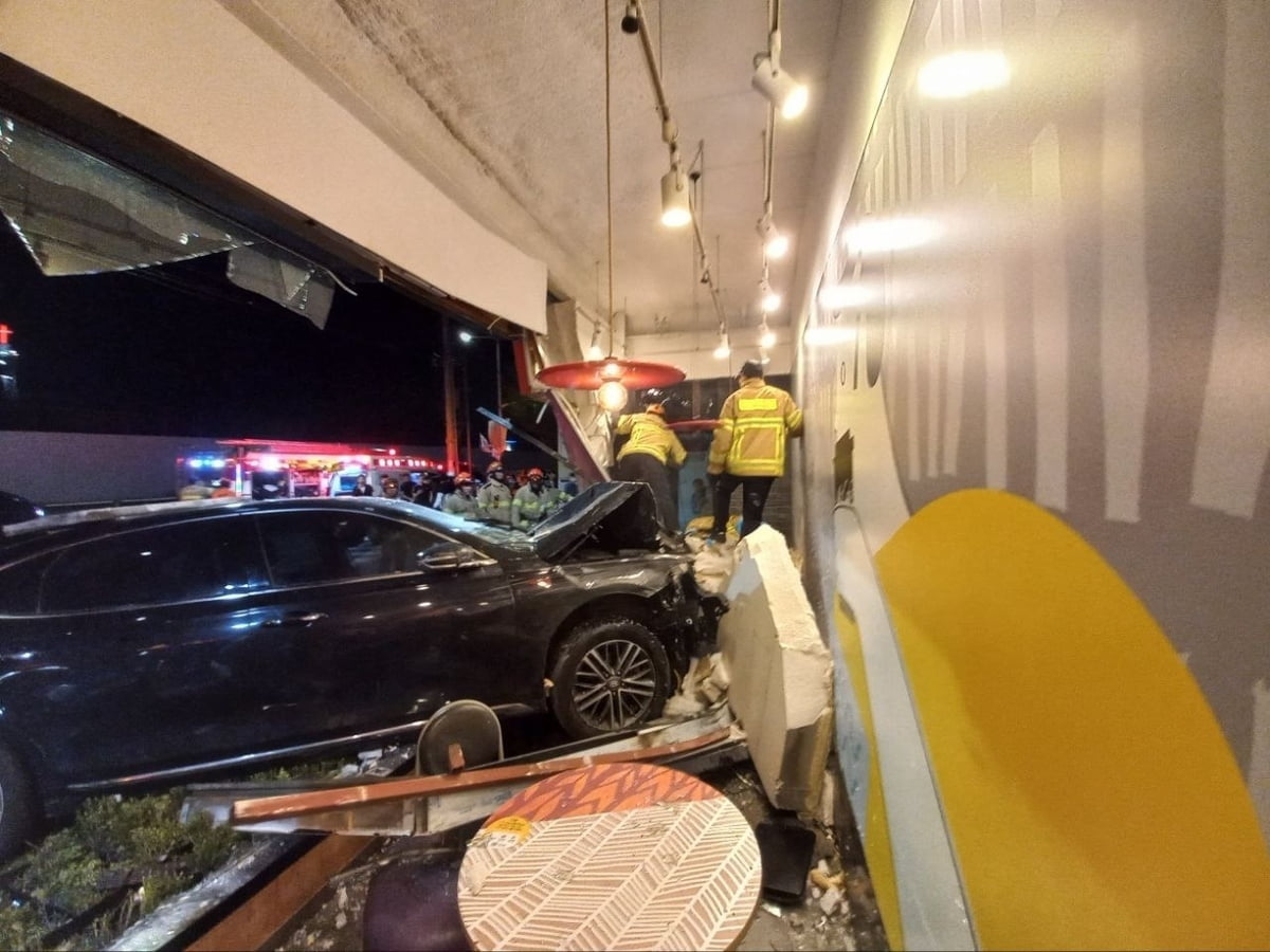 패스트푸드점으로 돌진한 차량 '쾅'…인명피해는?
