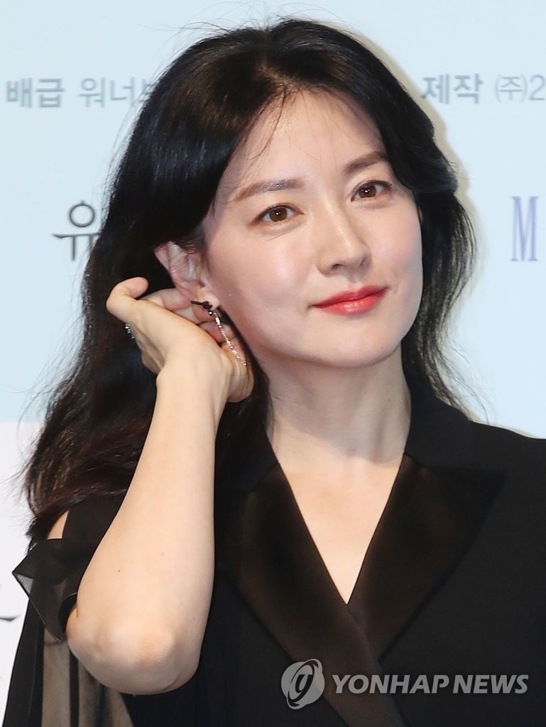 기부 둘러싼 비판에…이영애, 입 열었다