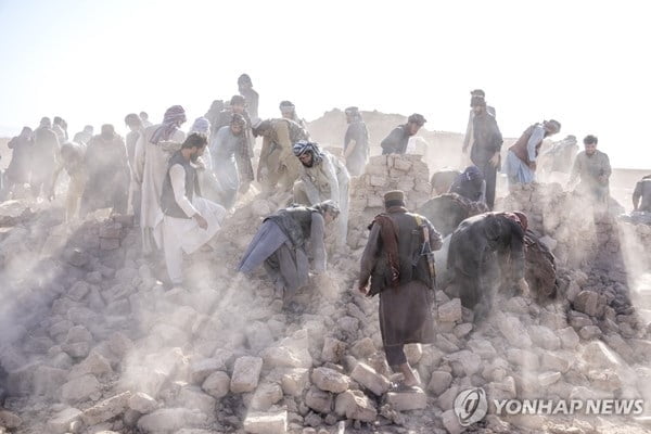 수천 명 숨진 아프간서 또 지진…규모 6.4