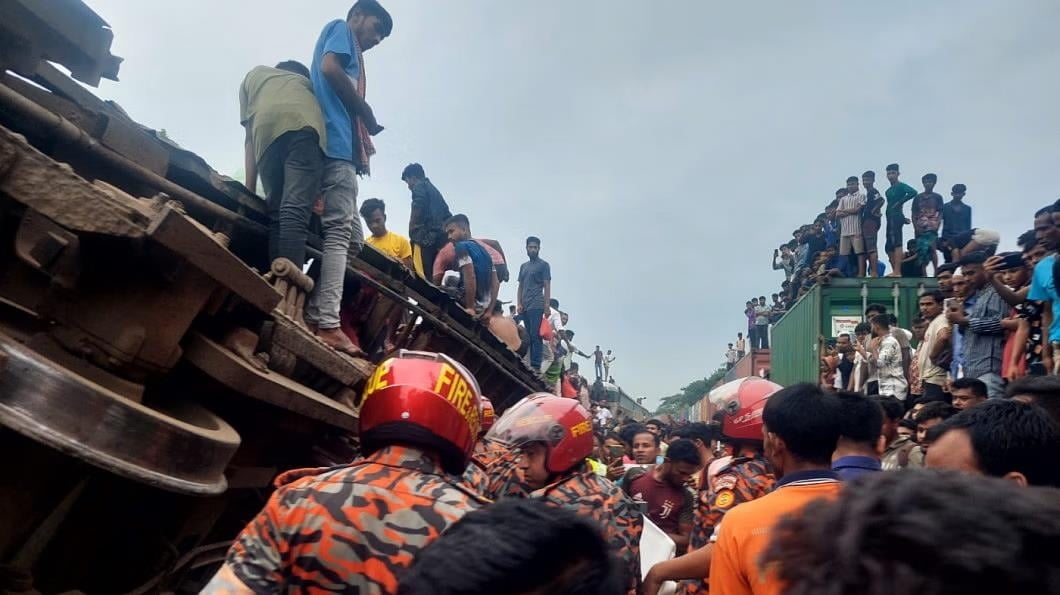 방글라서 열차 충돌…최소 17명 사망·100명 부상