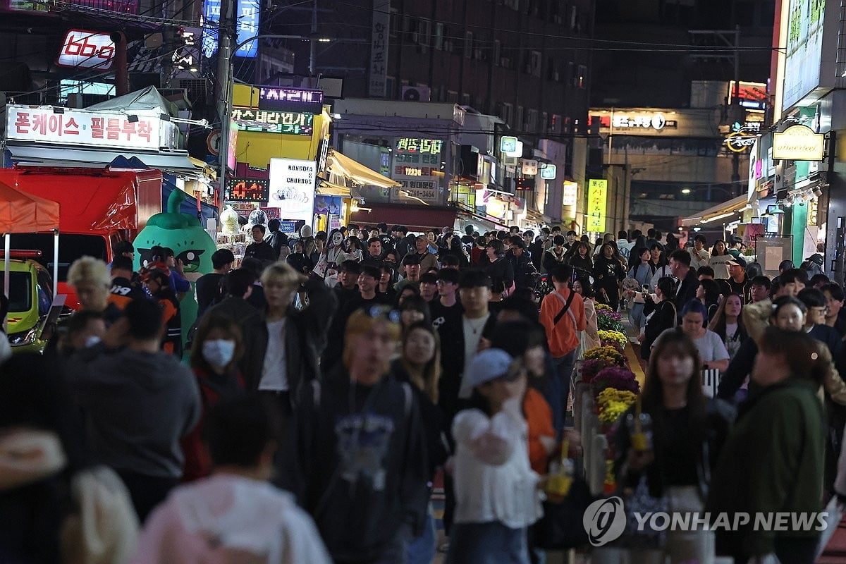 핼러윈 인파, 이태원 말고 홍대로...순찰 철저