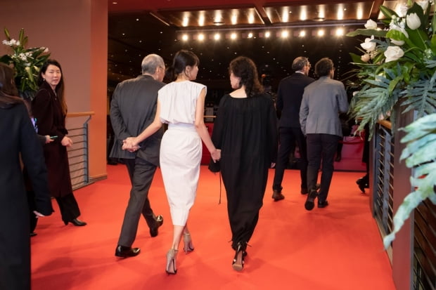 Hong Sang-soo and Kim Min-hee, "Depart for Paris together and join the Berlin Film Festival"