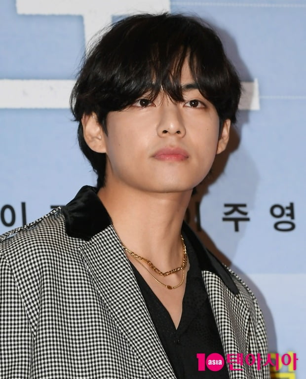BTS V, No. 1 male singer with a warm voice that will melt even the cold of midwinter