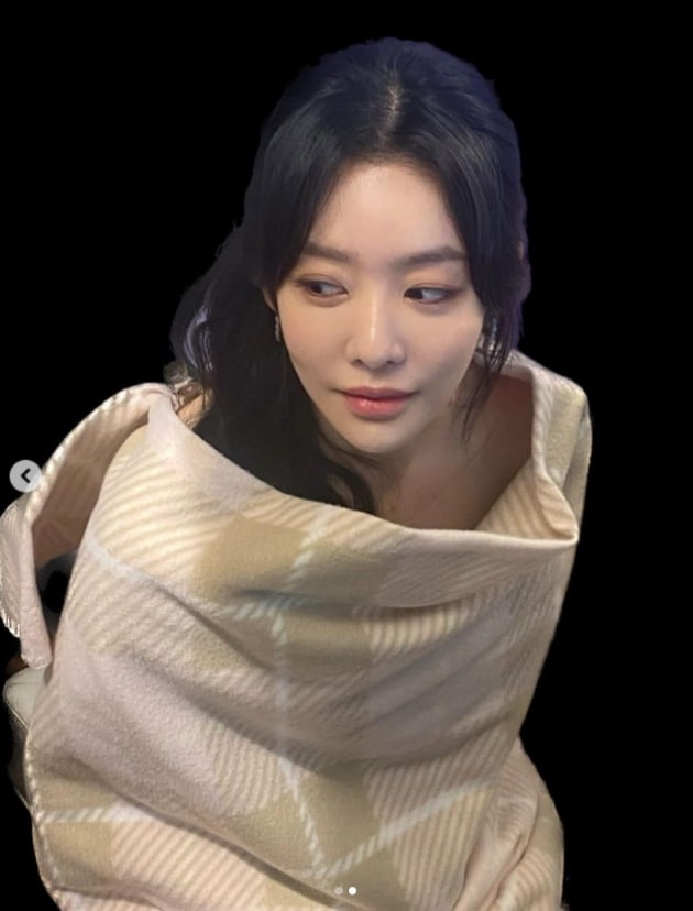 Cha Joo-young, in full makeup and rolled up blanket