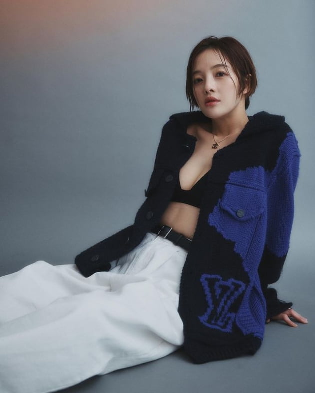 Hwang Bo-ra and Cha Hyun-woo are newlyweds, but they make bold exposure.