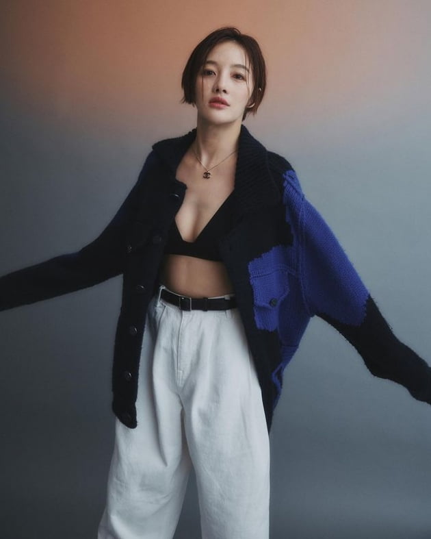 Hwang Bo-ra and Cha Hyun-woo are newlyweds, but they make bold exposure.