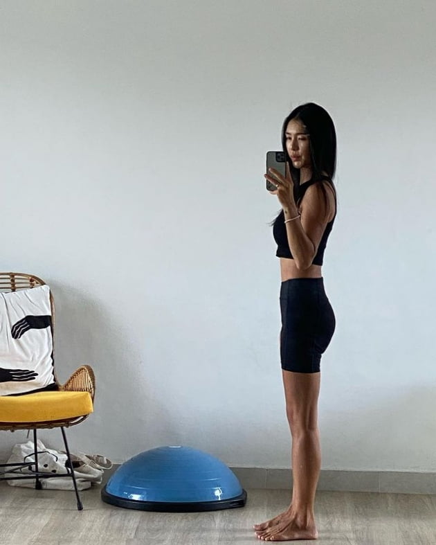 Kahi, I thought she was a mom with strong abs.