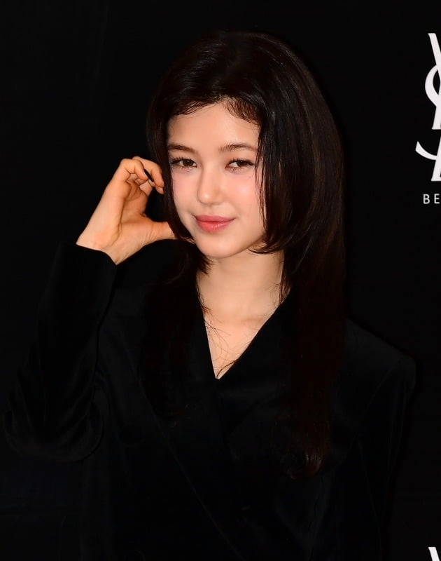 Jang Won-young and New Jeans Daniel, ‘Warning to watch your mouth’ in holiday greetings
