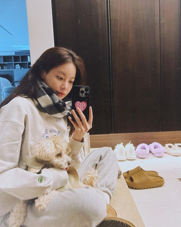 Oh Yeon-seo, hugging her dog and wearing a scarf at home