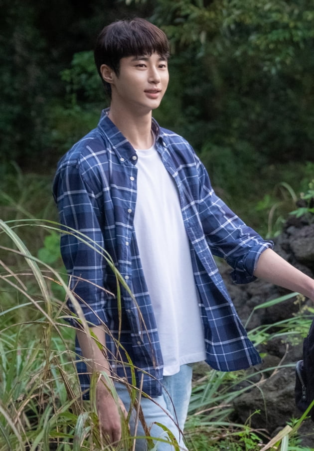 Byun Woo-seok silently guards Kim Da-mi and Jeon So-ni.