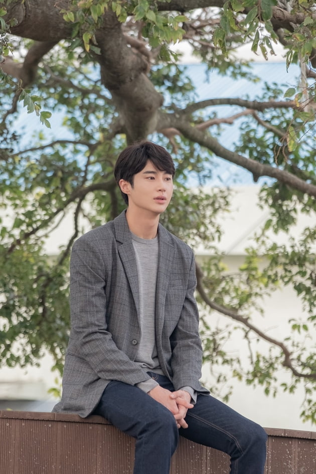 Byun Woo-seok silently guards Kim Da-mi and Jeon So-ni.