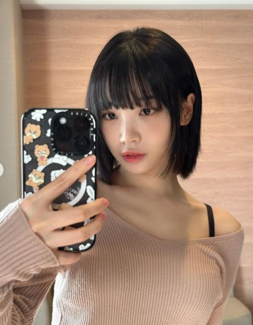 Le Seraphim Kim Chae-won, secretly revealing her shoulders