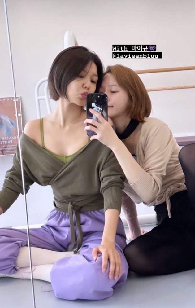 Choi Soo-young, snuggled up next to ‘Mai Gyu’, close to her lips