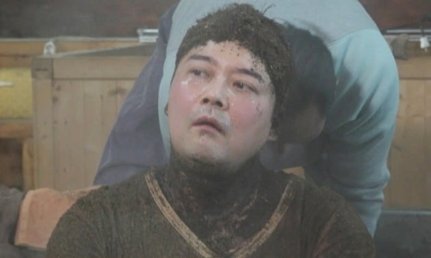 'Palm oil' Jeon Hyun-moo, shocking visual of being buried in mud for detox