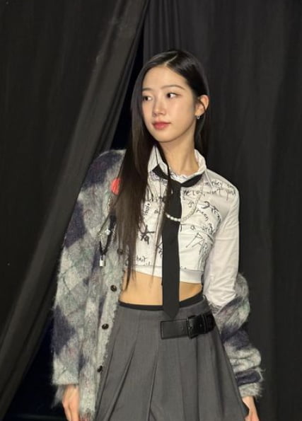 Reseraphim Kazuha, 11-figure abs slightly hidden under a tie