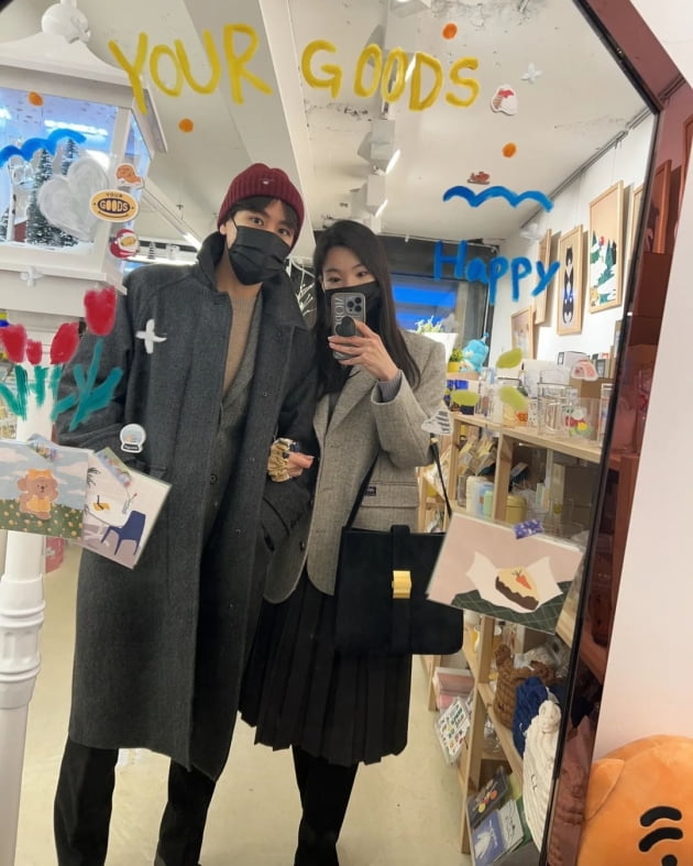Yoon Nam-gi and Lee Da-eun look at pictures of 'father and daughter' while on a date