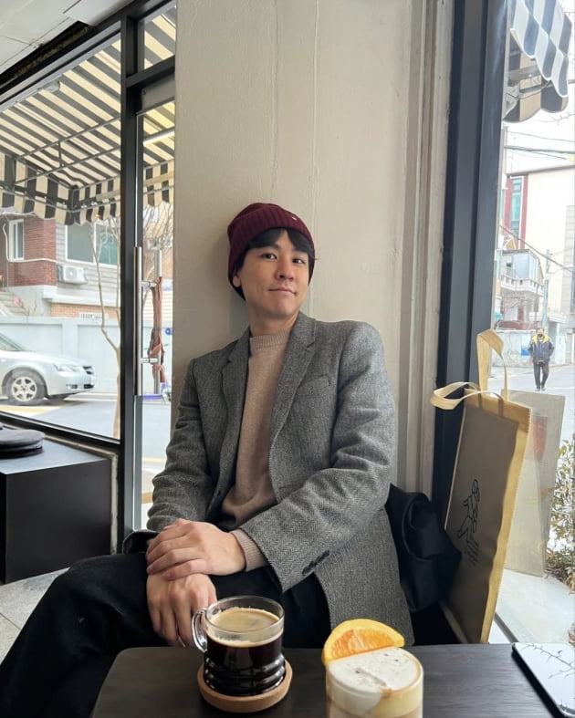 Yoon Nam-gi and Lee Da-eun look at pictures of 'father and daughter' while on a date