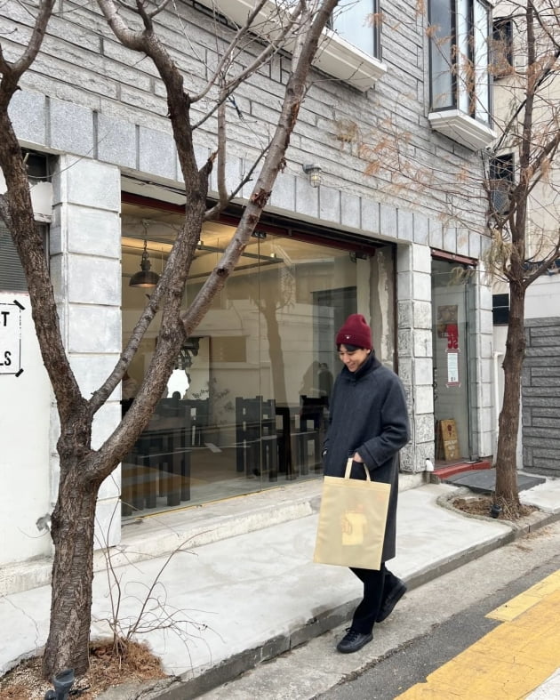 Yoon Nam-gi and Lee Da-eun look at pictures of 'father and daughter' while on a date