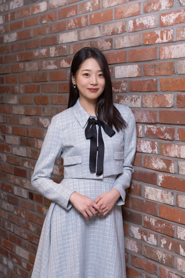 Kim Si-eun "Working with senior Bae Doo-na, who is a great support just by her presence."