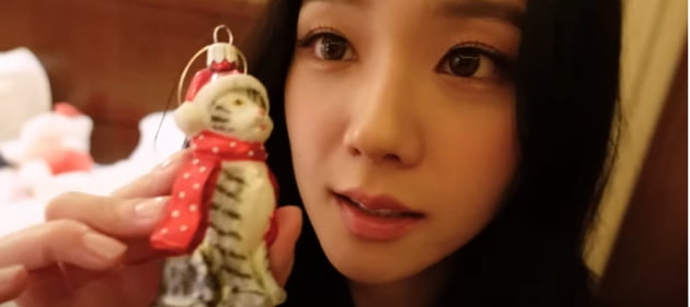 Blackpink Jisoo surpasses 3 million subscribers in just one month since launch