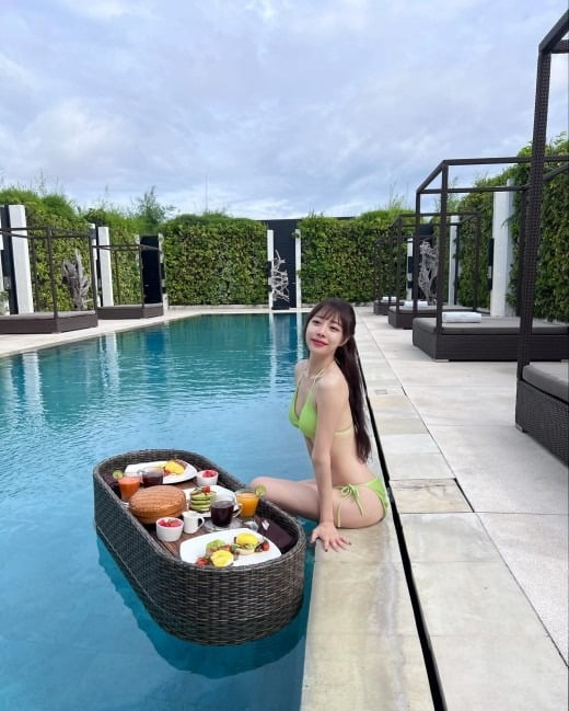BBW girl Eunji looks like a goddess in a green bikini