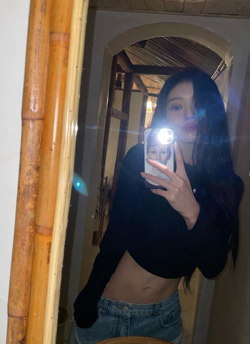 Oh My Girl's YooA, 11-figure abs that are subtly visible