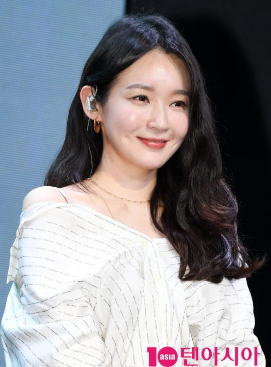 Han So-hee and Kang Min-kyung are stars held back by their parents.