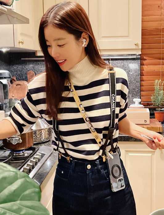 Ki Eun-se, humming along while wearing AirPods, immersed in cooking