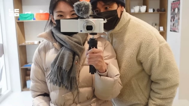 Yoon Nam-ki, sends his daughter to daycare and has an intimate date