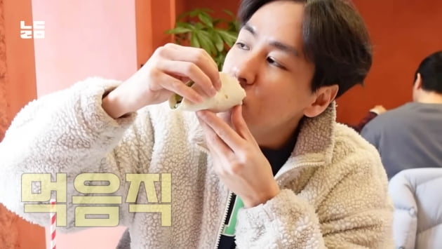 Yoon Nam-ki, sends his daughter to daycare and has an intimate date