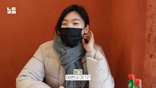 Yoon Nam-ki, sends his daughter to daycare and has an intimate date