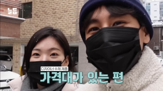Yoon Nam-ki, sends his daughter to daycare and has an intimate date