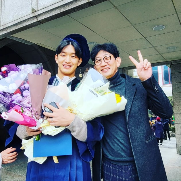 Kim Chang-yeol congratulates 188cm model child on high school graduation