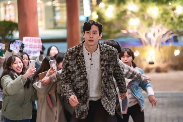 Kim Ok-bin challenges comic action and even comic dance