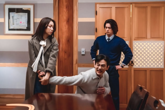 Kim Ok-bin challenges comic action and even comic dance