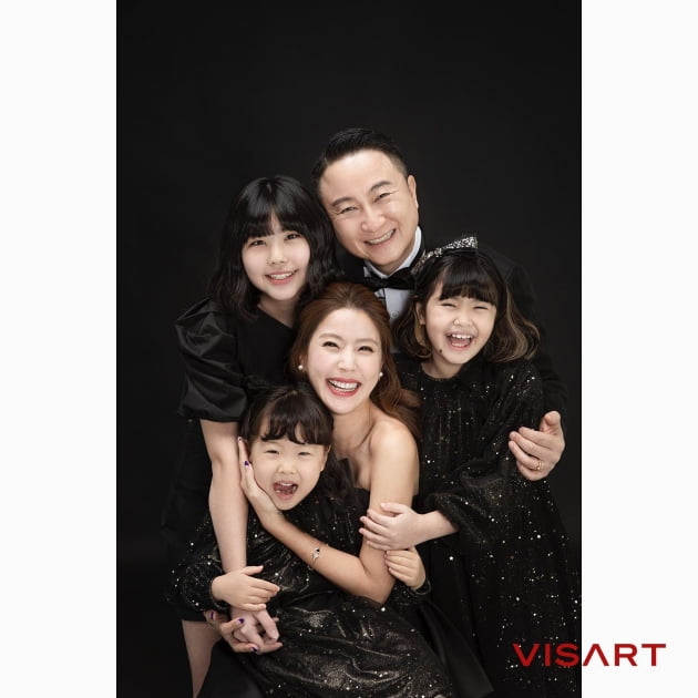 Joo Young-hoon and Lee Yun-mi look together in family look