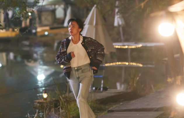 Jeon Do-yeon and Jeong Kyung-ho's awakening reunites them with affection.