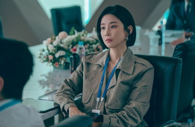 Spreading new wave in 'Agency', lost in romance between makjang and chaebol