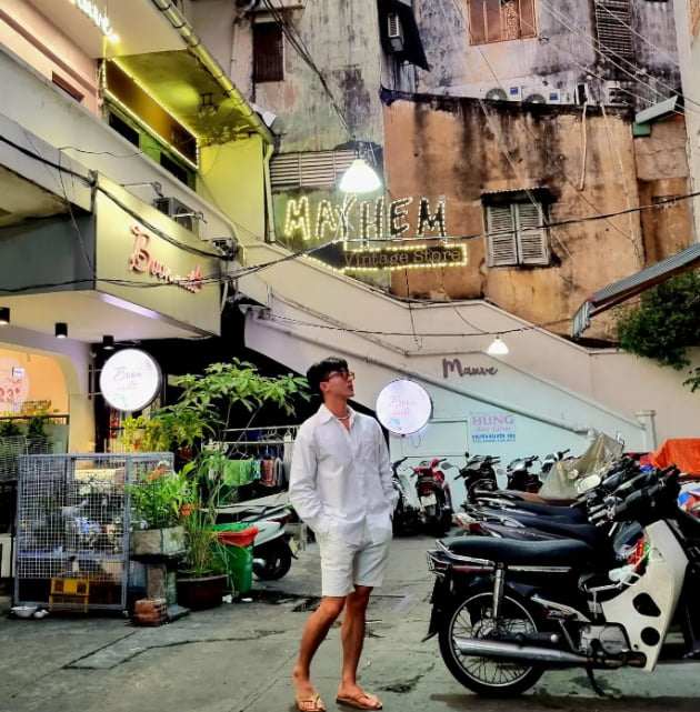 Han Jeong-min, 'Single Again', highlights his shirt with a 'pearl necklace'