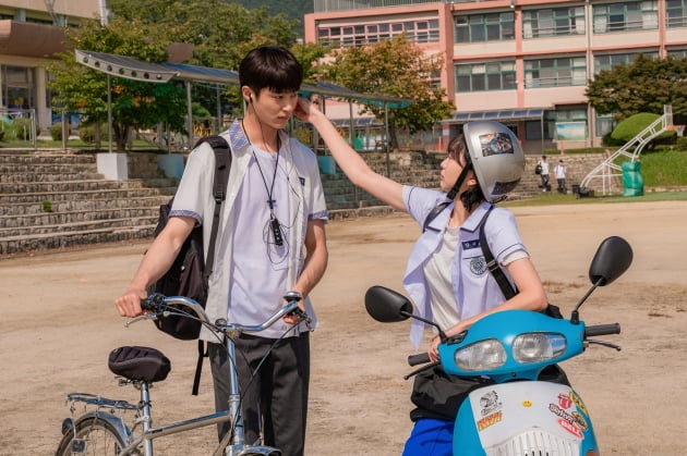 Da-mi Kim, So-ni Jeon, Woo-seok Byun, recall Y2K memories