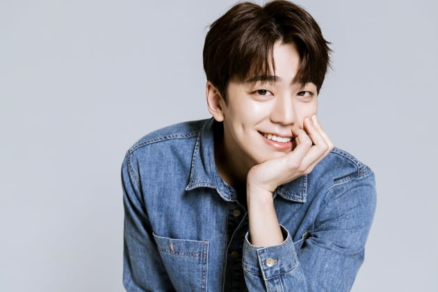 ‘In-house Confrontation’ Kim Min-gyu signs exclusive contract with Companion Company
