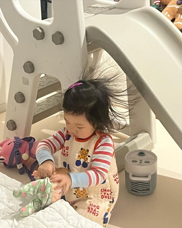 Choi Hee, as she gets closer to giving birth, she is playing and resting during prenatal education.