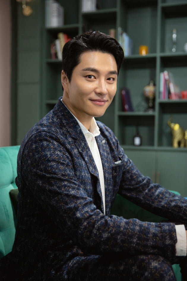 ‘Hero’ Min Woo-hyuk “20-year process to become a musical actor”