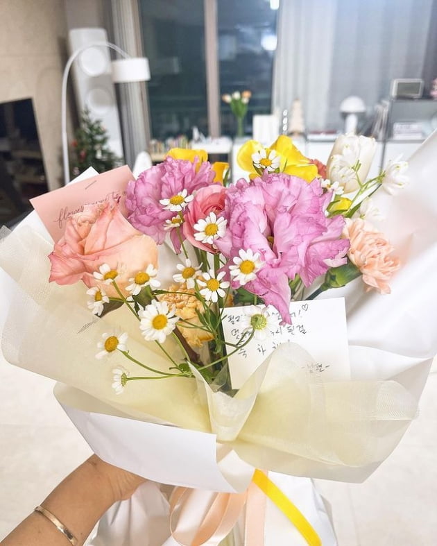 Bae Yoon-jung received a surprise gift from her husband