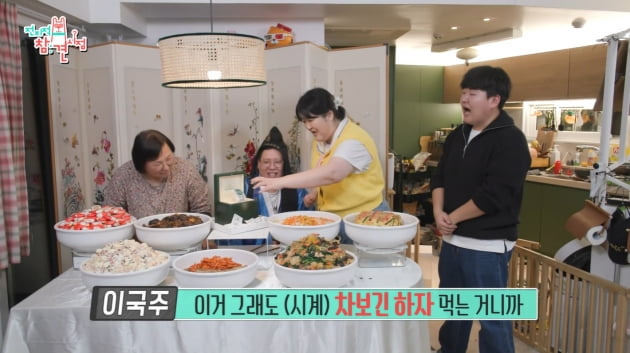 Lee Guk-joo presents luxury watch to manager of '10 years of joys and sorrows'