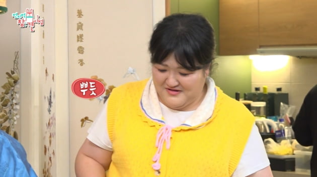 Lee Guk-joo presents luxury watch to manager of '10 years of joys and sorrows'